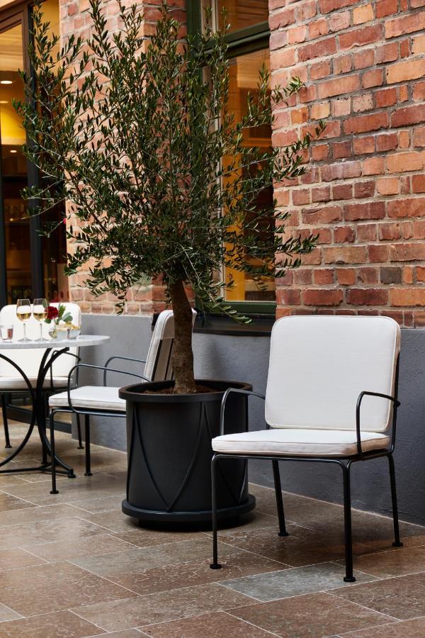 Villa Dagmar Stockholm Exteriér fotografie A patio with a small olive tree